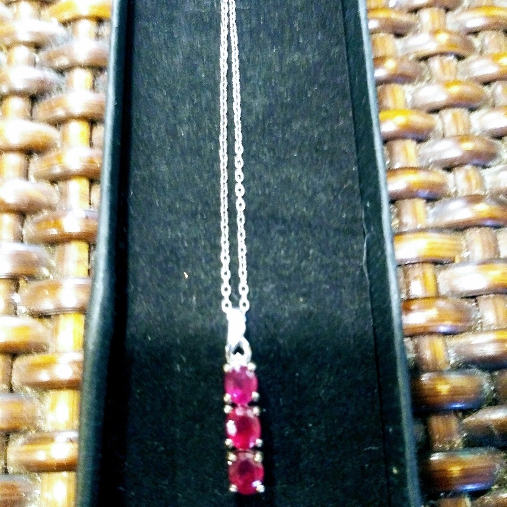 STUNNING. RUBY PENDANT ON - Picture 7 of 7